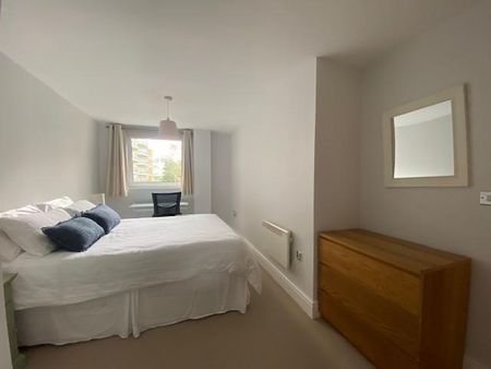 Large Double Bedroom - Photo 4