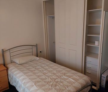 3-bedroom shared house, Market st - Photo 1