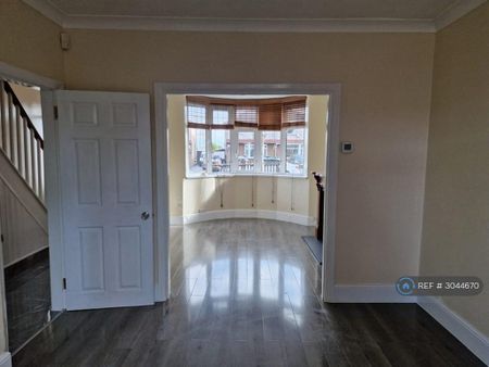 3 bedroom semi-detached house to rent - Photo 2