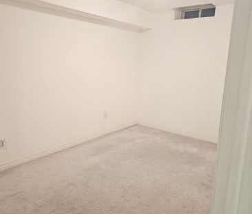 For Lease - 82 Vantage Loop, Newmarket, Ontario - Photo 4