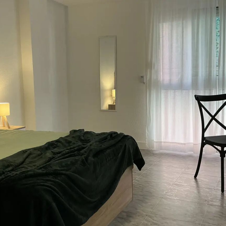 Room in a shared 5-bedroom apartment for rent in Alicante, bills included - Photo 1