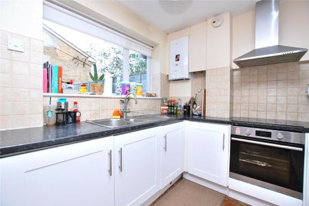 4 bedroom semi-detached house to rent - Photo 5