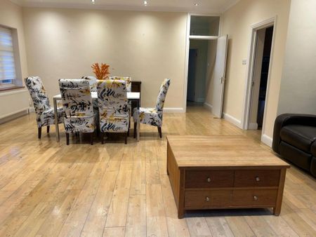 3 bedroom flat to rent - Photo 4