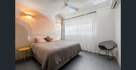 Stunning inner city residence - complete with north facing roof top entertainers deck ! - Photo 3