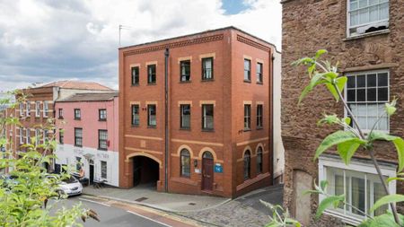 A brilliant property in a convenient location for those looking to be within a short distance of the city centre and the BRI. An allocated parking space is also included. - Photo 3