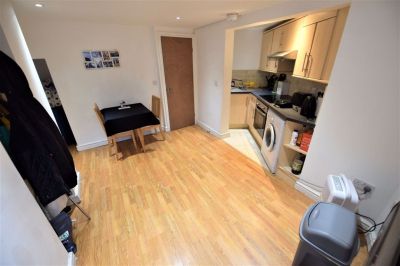1 bedroom Flat in Welton Road, Leeds - Photo 1