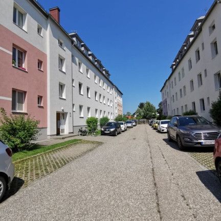 Wohnen mit Wohlfühlfaktor: modernisierte 3-Zimmer-Erdgeschosswohnung in Braunau – hell, praktisch aufgeteilt und ideal gelegen für entspanntes und komfortables Wohnen! Ab sofort verfügbar! - Foto 1