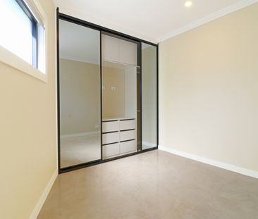 Modern Residence moments to waters edge - Photo 3