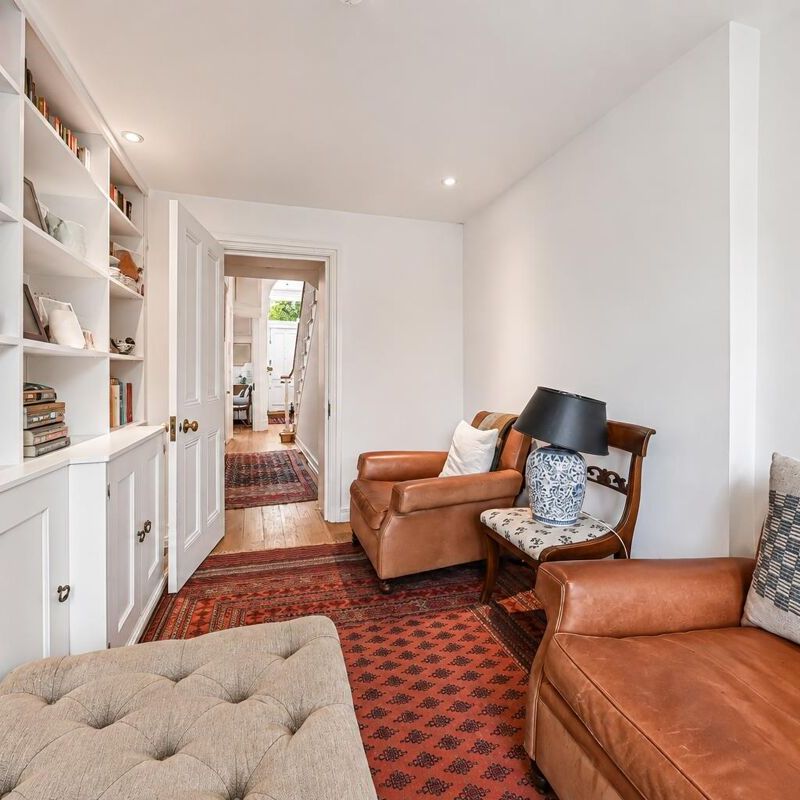 An elegant Grade II listed family home extending to over 3,000 sq ft, with a private garden - Photo 1
