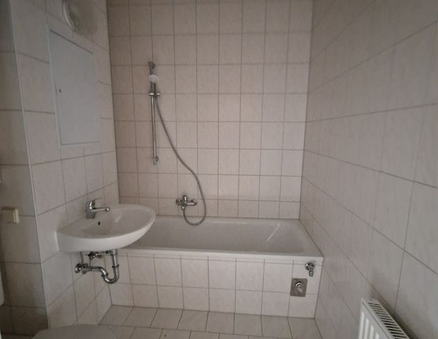 Zum wohlfühlen mit großem Balkon - frisch renoviert, moderner Fußboden - - Foto 1