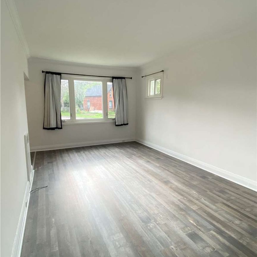 For Lease - 125 Innisfil Street, Barrie, Ontario - Photo 1