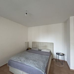 Large 1.5 room apartment in quiet area near the city center - Photo 2