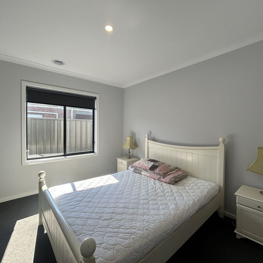 FOUR BEDROOM HOME - FULLY FURNISHED ! - Photo 1