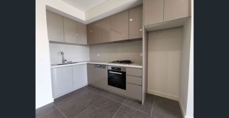 1 bed apartment next to Shopping Centre - Photo 2