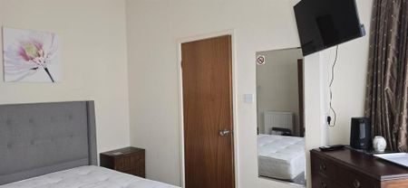 1 bedroom in a house share to rent - Photo 2