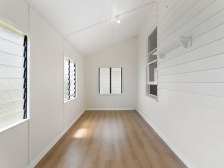 Beautiful Renovated Queenslander&excl; - Photo 5