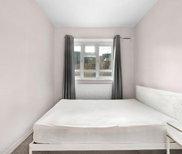 3 bedroom flat to rent - Photo 3