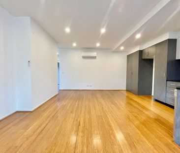 MODERN STYLISH 2 BEDROOM TOWNHOUSE - Photo 2