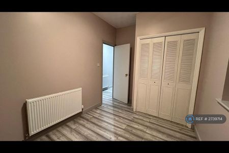 3 bedroom flat to rent - Photo 2