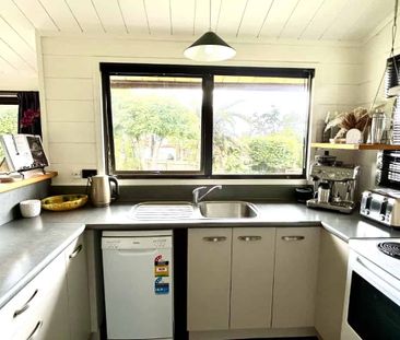 Convenient Family Home - Photo 2