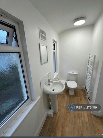 1 bedroom in a house share to rent - Photo 2