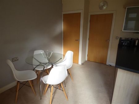 4 bedroom townhouse to rent - Photo 2