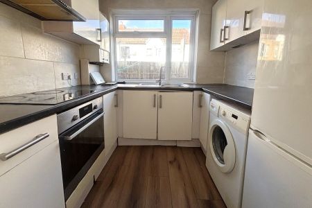 Courtenay Road, Woking - 2 bedrooms Property for lettings - Seymours - Photo 5