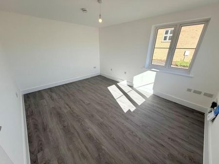 4 bedroom detached house to rent - Photo 3