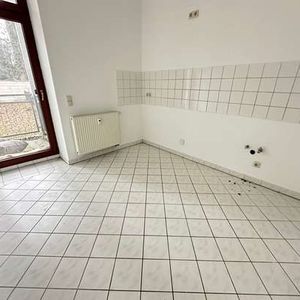 Balkon an der Küche + Bad mit Wanne + Fenster - neue Laminatveregung mögl. * - Foto 2