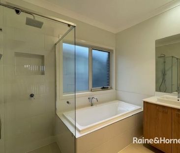 Well Appointed 5 Bedroom Home - Photo 5