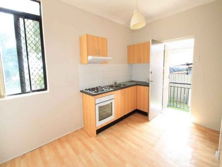 Oversized one bedroom apartment! - Photo 4