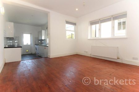 4 bedroom semi-detached house to rent - Photo 3