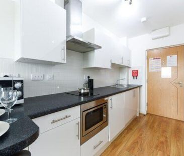 1 bedroom in a flat share to rent - Photo 5