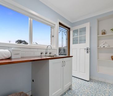 4 BEDROOM HOME IN THE HEART OF TOWN- 6 month lease - Photo 6