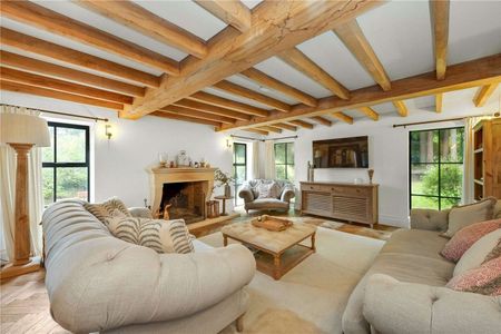 A stunning five bedroom detached character family home in Bagshot - SHORT LET - Photo 2