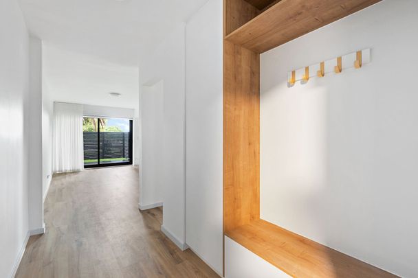 LIVE LIKE ROYALTY! - Photo 1