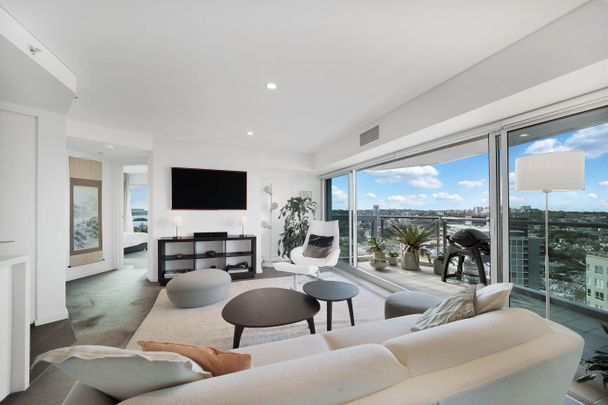 Fully Furnished Executive Apartment with Dazzling Harbour Views - Photo 1