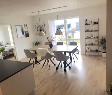 Moderne lejlighed med lysindfald og privat uderum - Photo 2