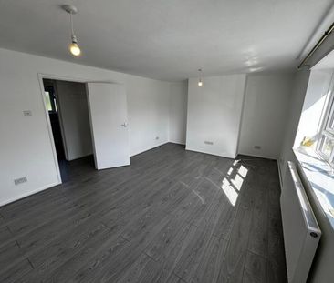 St Edmunds Road, London - Photo 2