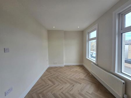 4 bedroom end of terrace house to rent - Photo 3