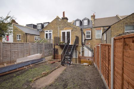 3 bed Terraced in Woolwich Road , Greenwich, SE10 0JU - Photo 2