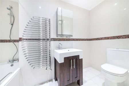 Two bedroom apartment enjoying a private garden and benefitting form close proximity to the shops, bars and restaurants of the Fulham Road. - Photo 4