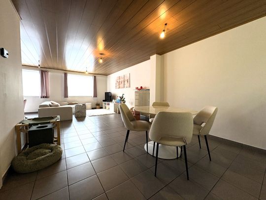 Ruim appartement met 4 slaapkamers en overdekte autostaanplaats - Photo 1