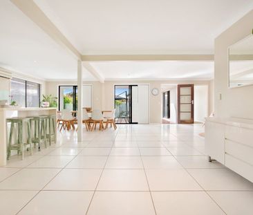 Stunning Family Home in Bundall - Photo 2