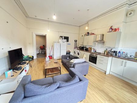 4 bedroom flat to rent - Photo 3