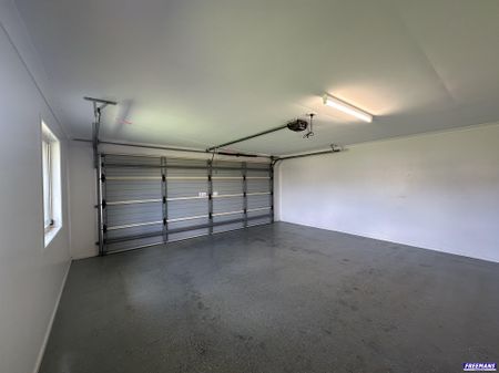 FURNISHED MODERN 4 BEDROOM, FULLY SERVICED, DOUBLE GARAGE, FENCED YARD! - Photo 2