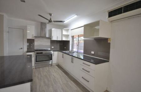 Entertainers Delight! MASSIVE Brick 4x2 Family Home! - Photo 2