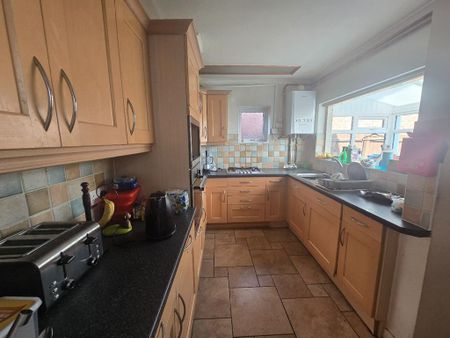 1 bedroom in a house share to rent - Photo 3