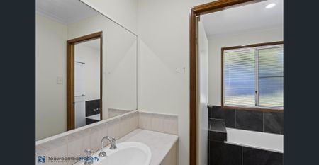 SPACIOUS 4 BEDROOMS WITH ELEVATED VIEWS! - Photo 4