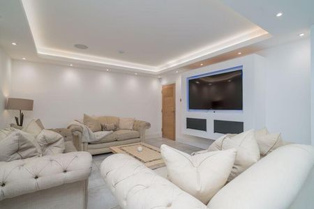 5 bedroom detached house to rent - Photo 3